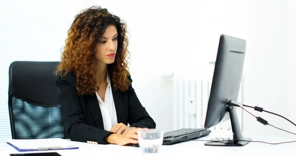 Zakenvrouw met een laptop — Stockfoto