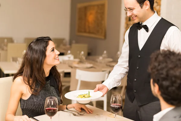 Garçom servindo o jantar — Fotografia de Stock