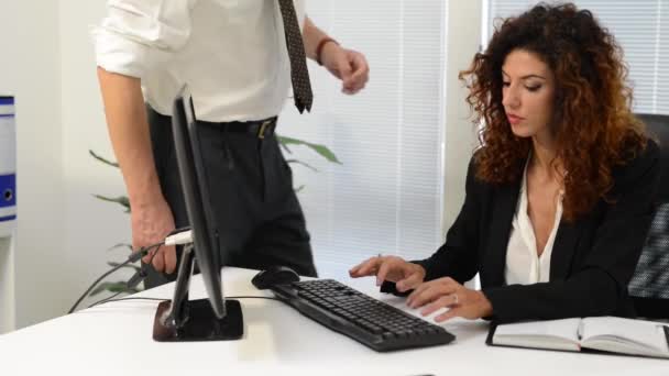 Vrouw die werkt op computer praten met de baas — Stockvideo
