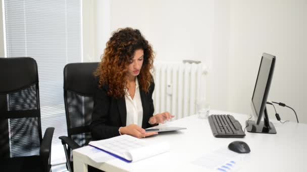 Mujer usando tableta — Vídeos de Stock