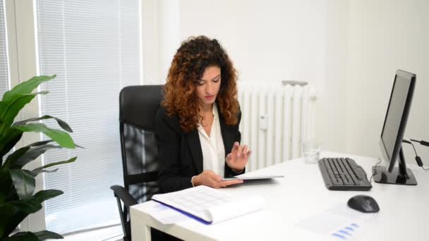 Mujer usando mesa — Vídeos de Stock