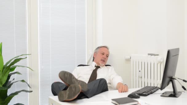 Fauler Geschäftsmann bei der Arbeit im Büro — Stockvideo