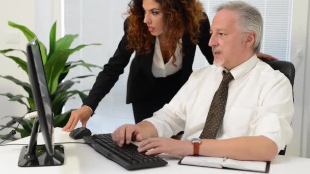 Man werkt op de computer — Stockvideo