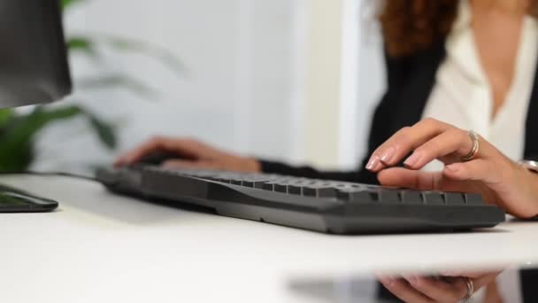 Secretaria escribiendo en el teclado de la computadora — Vídeo de stock