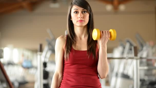 Femme faisant du fitness dans la salle de gym — Video