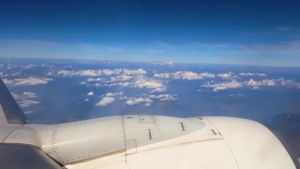 Облака и небо, как видно через самолет — стоковое видео