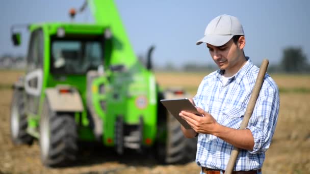 Agricultor usando tablet ao ar livre — Vídeo de Stock