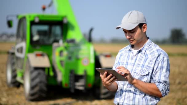 Landwirt nutzt Tablet im Freien — Stockvideo