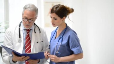 Doktor ile hemşire konuşuyor 