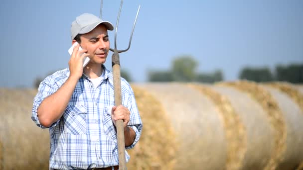 Agricultor en el teléfono al aire libre en el campo — Vídeos de Stock