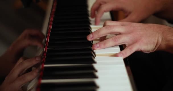 Pianista hrající jeho klavír — Stock video