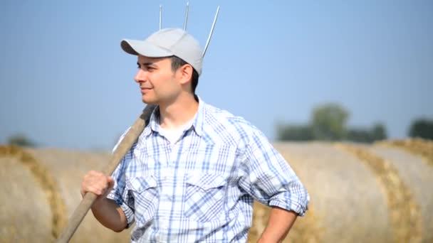 Jóvenes agricultores en el prado — Vídeo de stock