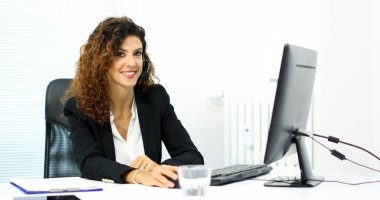 güzel kadın giyen kulaklık