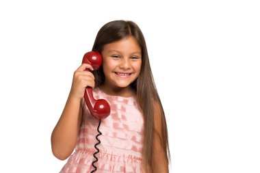 Küçük kız telefonda konuşuyor.