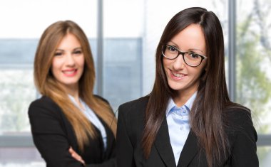 Modern binada iki iş kadınları 