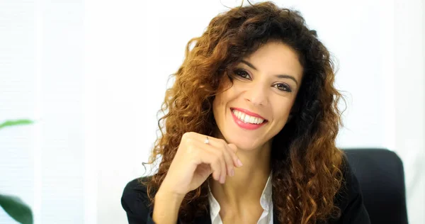 Femme d'affaires souriante au bureau — Photo