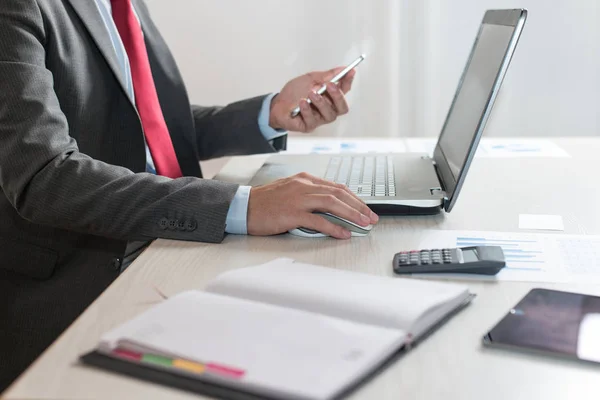 Geschäftsmann bei der Arbeit im Büro — Stockfoto