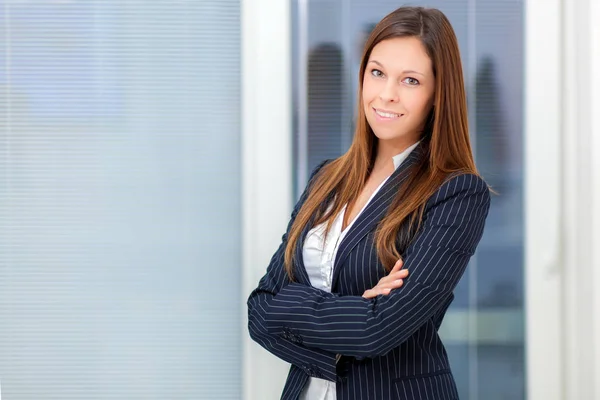 Glimlachende vrouw in functie — Stockfoto