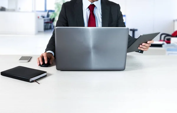 Hombre usando ordenador portátil — Foto de Stock