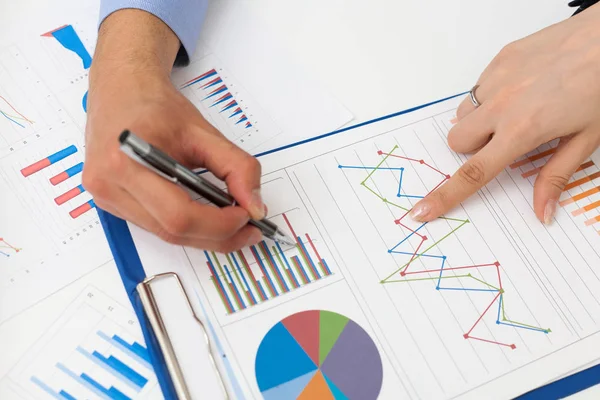 Obchodní lidé ruce psaní graf analýzy — Stock fotografie