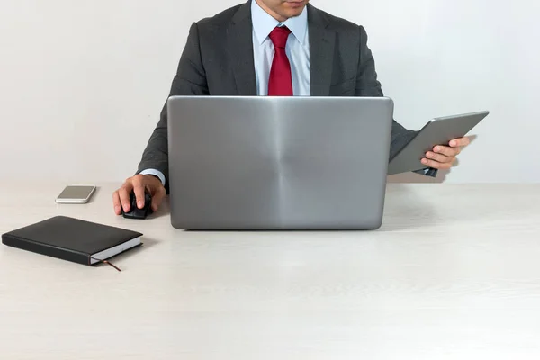 Empresário no trabalho no cargo — Fotografia de Stock