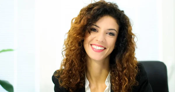 Mujer de negocios sonriente en el cargo — Foto de Stock