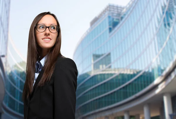 Jonge lachende vrouw — Stockfoto