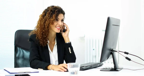 Mulher bonita usando fone de ouvido — Fotografia de Stock