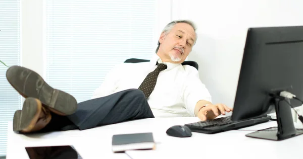 Бізнесмен розслабляється в своєму офісі — стокове фото