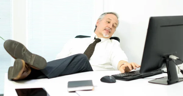 Empresario relajándose en su oficina — Foto de Stock