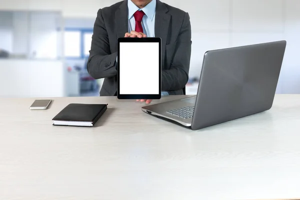 Empresário segurando um tablet — Fotografia de Stock
