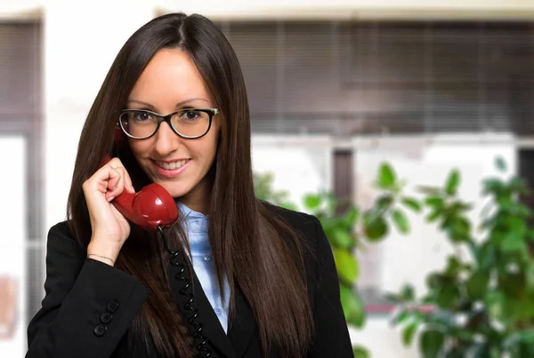 Businesswoman talking on phone — Stock Photo, Image