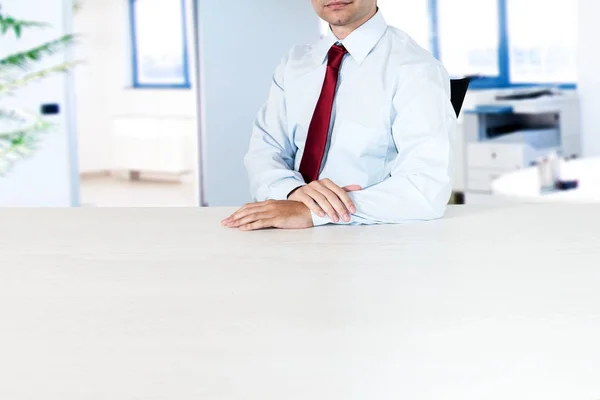 Zakenman leunend op een leeg Bureau — Stockfoto