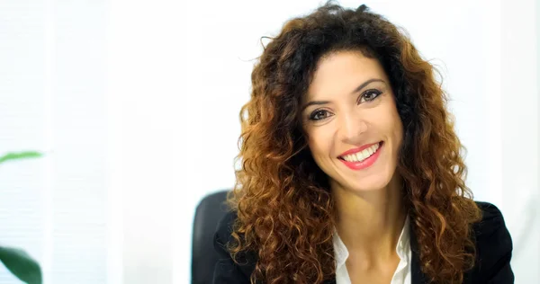 Femme d'affaires souriante au bureau — Photo