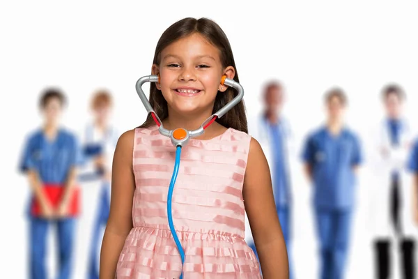 Dziecko za pomocą stetoskopu zabawka — Zdjęcie stockowe