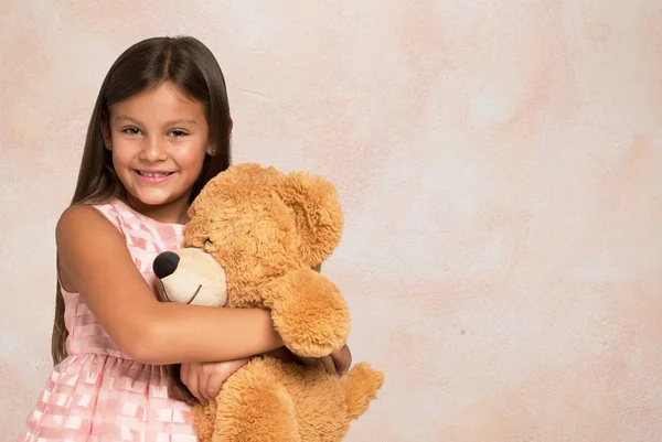 Malá holčička drží medvídka — Stock fotografie