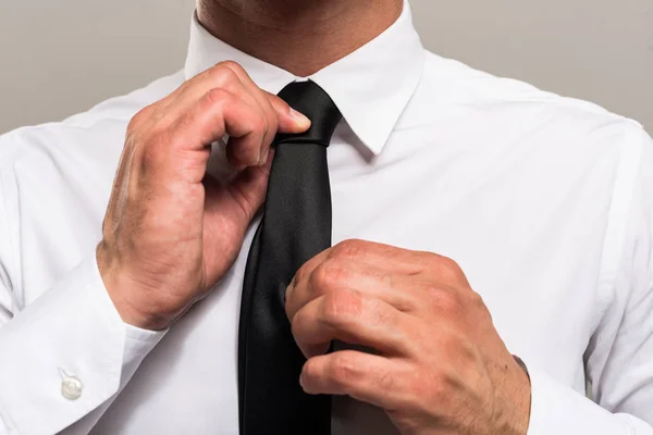 Empresario ajustando su corbata — Foto de Stock