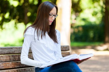 Parkı'nda okuyan kadın