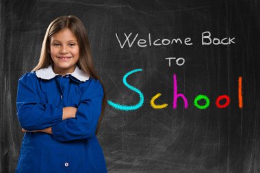 yazı tahtası önünde küçük öğrenci