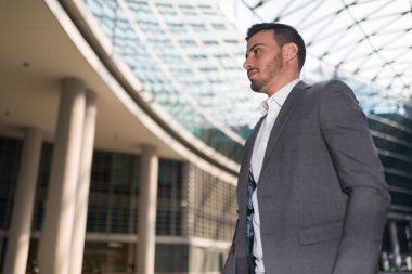 İş ortamında yürüyen adam