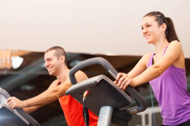 İnsanlar Fitness kulübünde eğitim