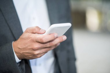 İş adamı telefonunu kullanıyor.