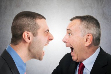 Kızgın işadamı arkadaşınıza bağırarak