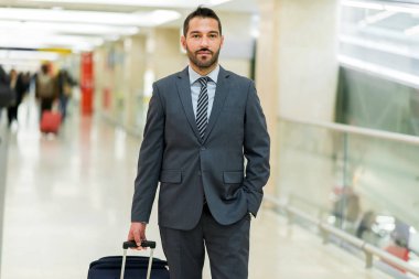 Arabası itme iş adamı