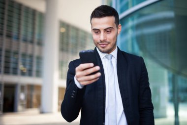 Akıllı telefon kullanan iş adamı