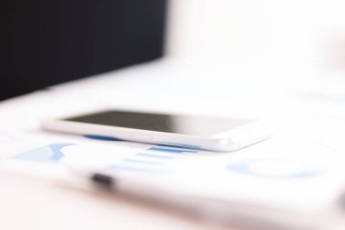 A iş belge üstünde hareket eden telefon