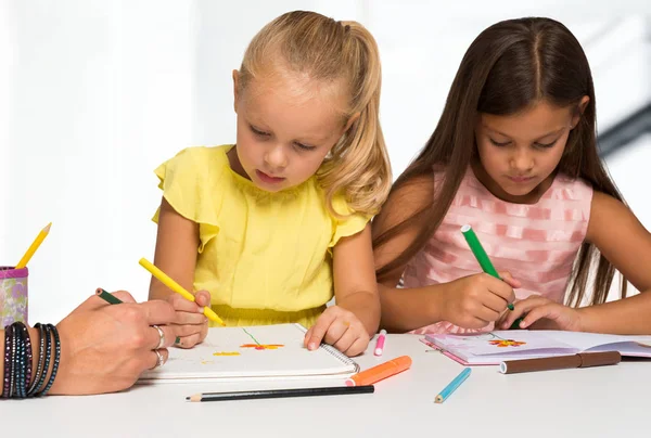 Lilla syskon målning på anteckningsboken — Stockfoto