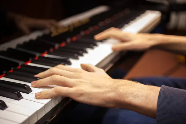 Pianista tocando su piano — Foto de Stock