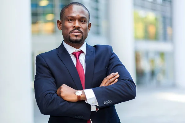 Afrikaanse zakenman in zakelijke omgeving — Stockfoto