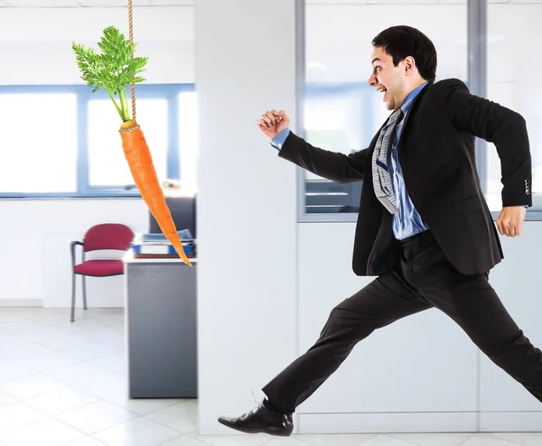 Empresário tentando pegar uma cenoura — Fotografia de Stock